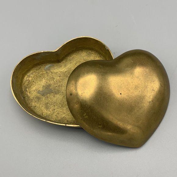 Vintage Mid Century Brass Heart Shaped Lidded Trinket Box Aged Patina Keepsake - Picture 1 of 16